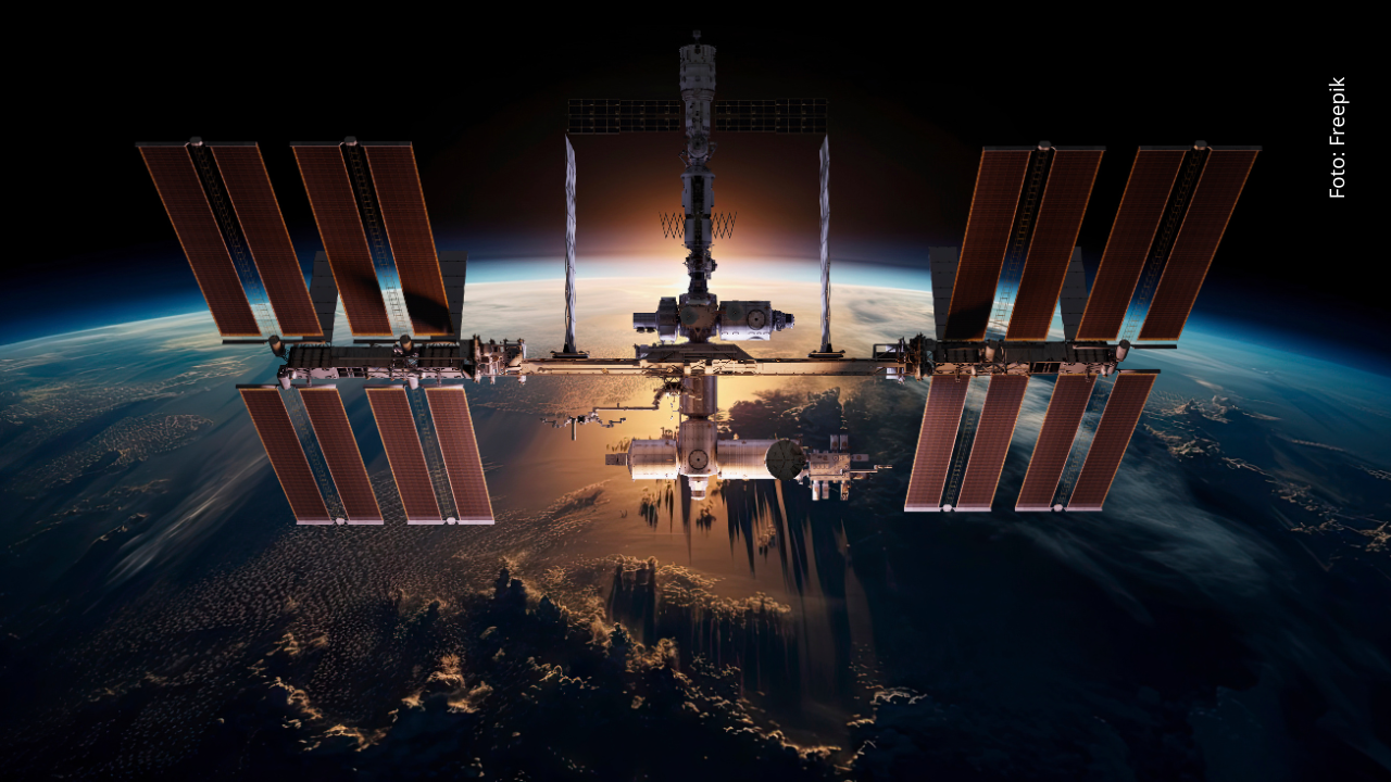 Estación Espacial Internacional y nave espacial al fondo del sol naciente