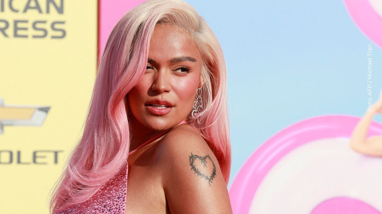 Karol G en la alfombra rosa del estreno de la película Barbie