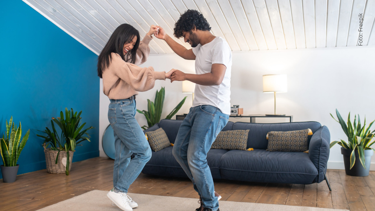 Pareja de novios bailando.