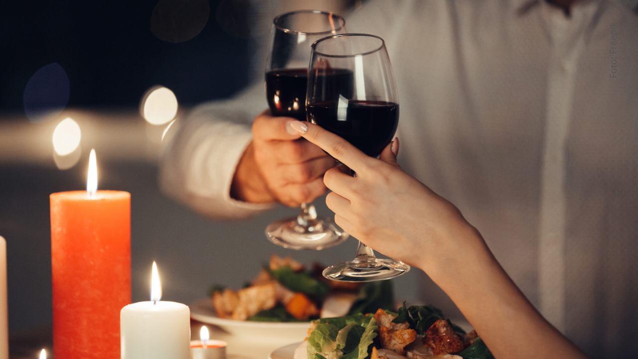 Pareja cenando.