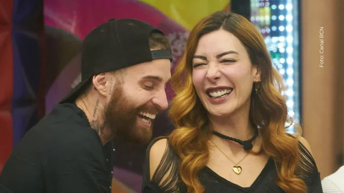 Norma Nivia dejó ver con emoción el regalo que le dio Mateo Varela Norma Nivia presume flores que le dio Mateo Varela