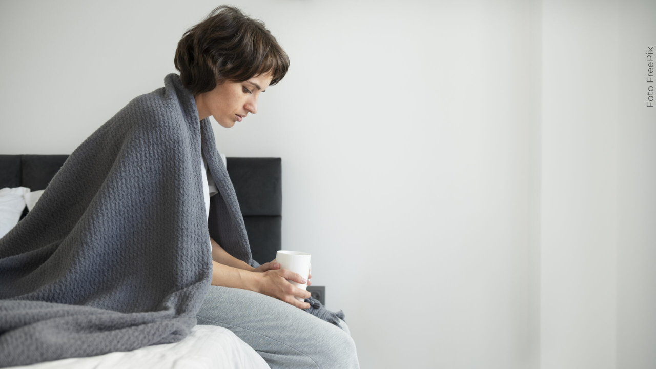 Mujer enferma en cama