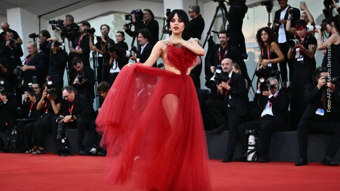 Jenna Ortega posando en la alfombra roja del estreno de la película Beetlejuice Beetlejuice Jenna Ortega en la alfombra roja del estreno de la película Beetlejuice Beetlejuice