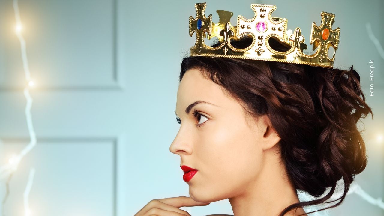 Reina de belleza luciendo corona de oro