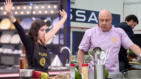 Valeria Aguilar le mostró a Jorge Rausch la nueva camiseta que hizo en su honor.