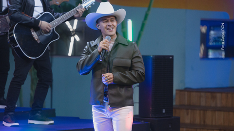 Orgullo de padre: Luis Alfonso apoya con entusiasmo el talento de su hijo.