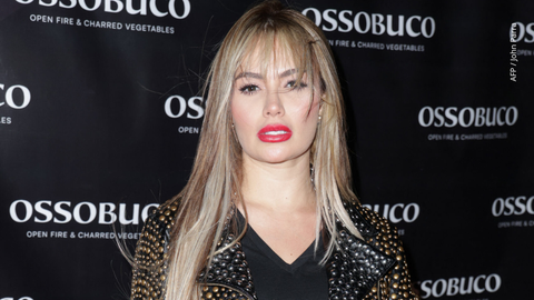 Sara Uribe llega a la Gran Inauguración de Ossobuco Miami.