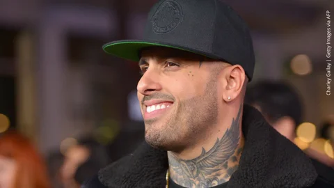 Nicky Jam se tatúa el rostro de su esposa y las redes enloquecen