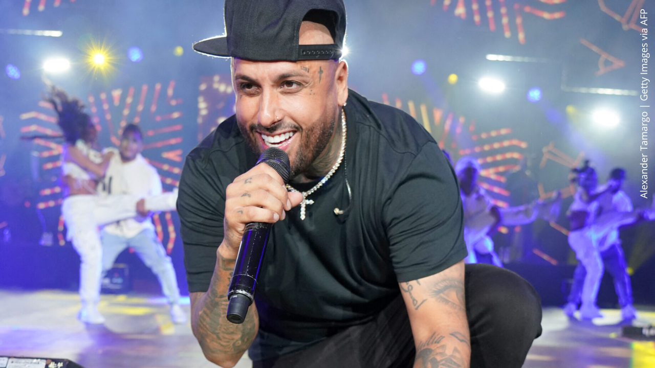 Nicky Jam se tatúa el rostro de su esposa y las redes enloquecen