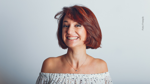 Mujer con el cabello corto