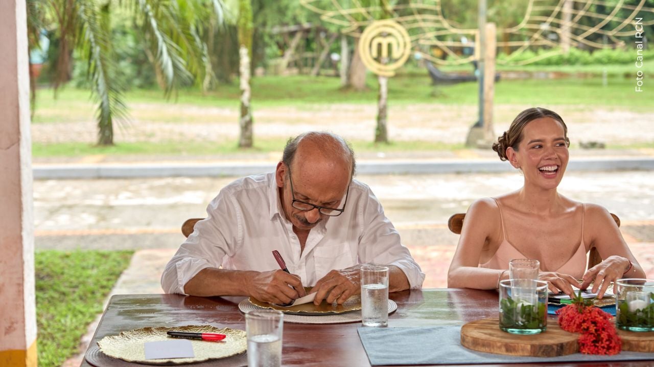 Jorge Herrera calificando platos de sus compañeros