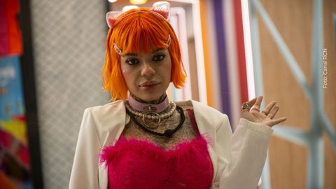 Melissa Gate usando sus pelucas en La casa de los famosos Colombia