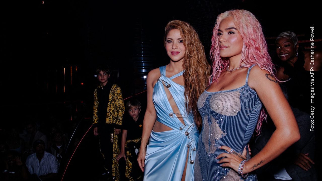 Karol G junto a Shakira en los premios MTV Video Music Awards 2023