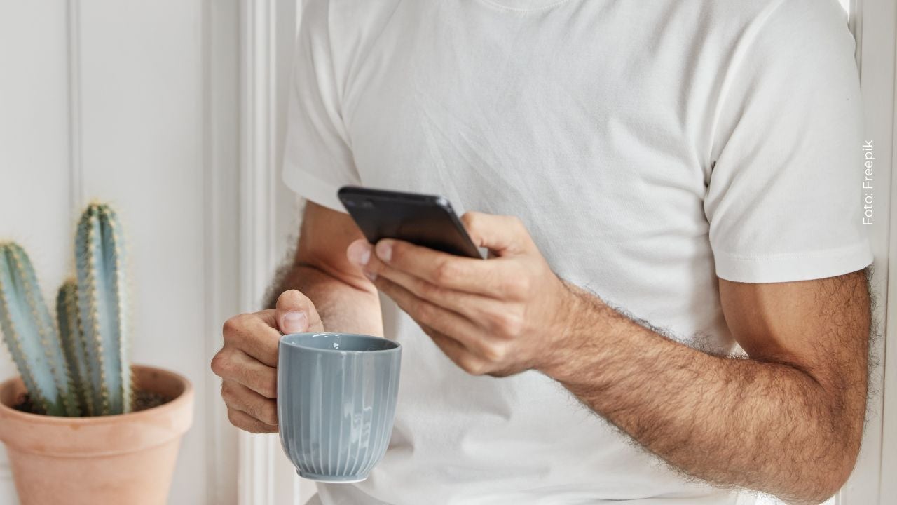 Hombre revisa el perfil en redes sociales de su expareja