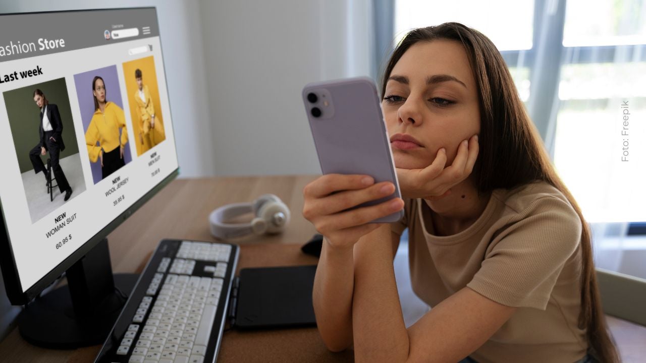 Mujer revisa las redes sociales de su expareja