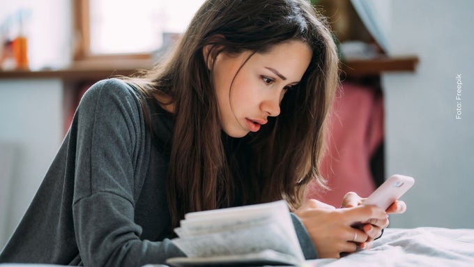¿Qué es el Orbiting?: la nueva tendencia digital que afecta a parejas tras una ruptura amorosa Mujer revisa las redes sociales de su expareja