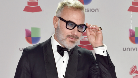 Gianluca Vacchi celebró su cumpleaños 58 con un evento junto a un lago y colinas.