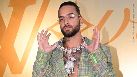 Maluma se molesta con fans que llevan un bebé a su concierto, los regaña y se hace viral.