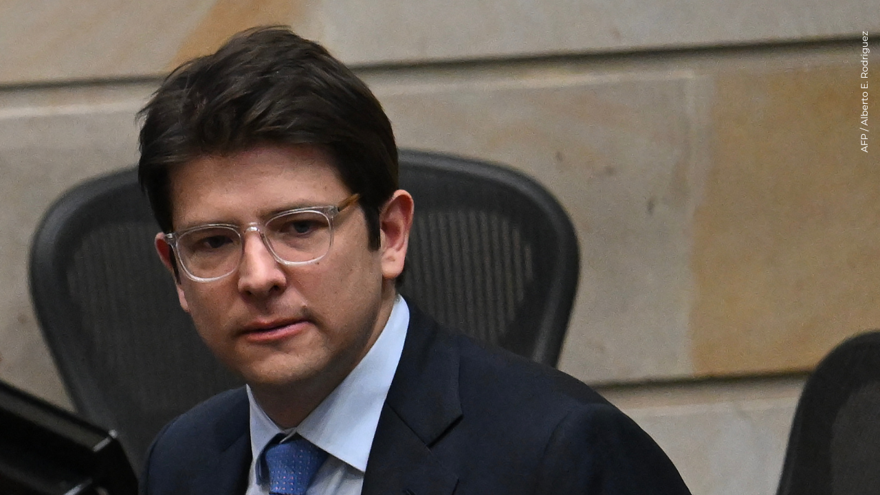 Miguel Uribe y presentadores
