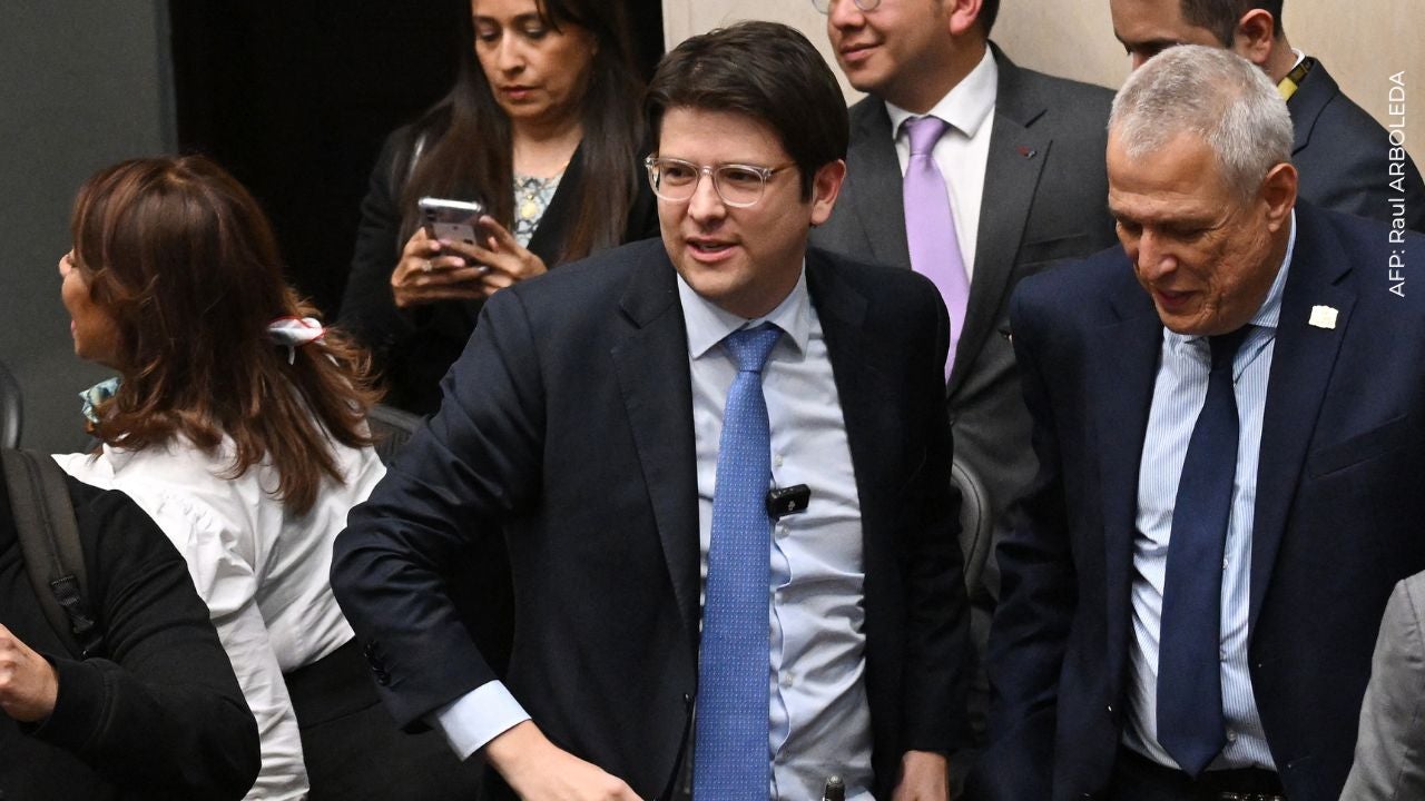 Este es Mauricio Hoyos, el hermanastro de Miguel Uribe que brilla en la televisión