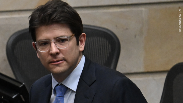 Yuri Buenaventura despidió a Miguel Uribe con una emotiva interpretación de ‘El Guerrero’ Yuri Buenaventura despidió a Miguel Uribe con una emotiva interpretación de ‘El Guerrero’