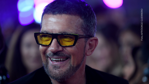 A sus 65 años, Antonio Banderas se mantiene en forma física y mental.