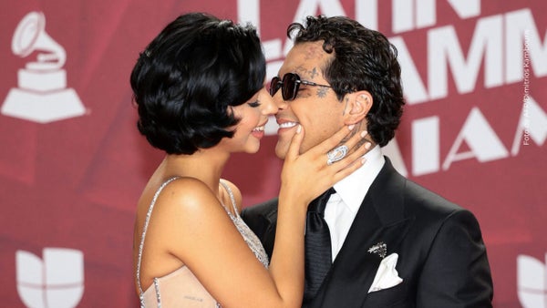 Christian Nodal sorprende al ignorar a Ángela Aguilar en pleno escenario | VIDEO