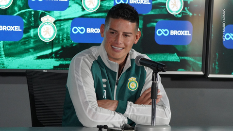 James Rodríguez hace un gesto durante una conferencia de prensa después de su primer día de entrenamiento con el León de México.
