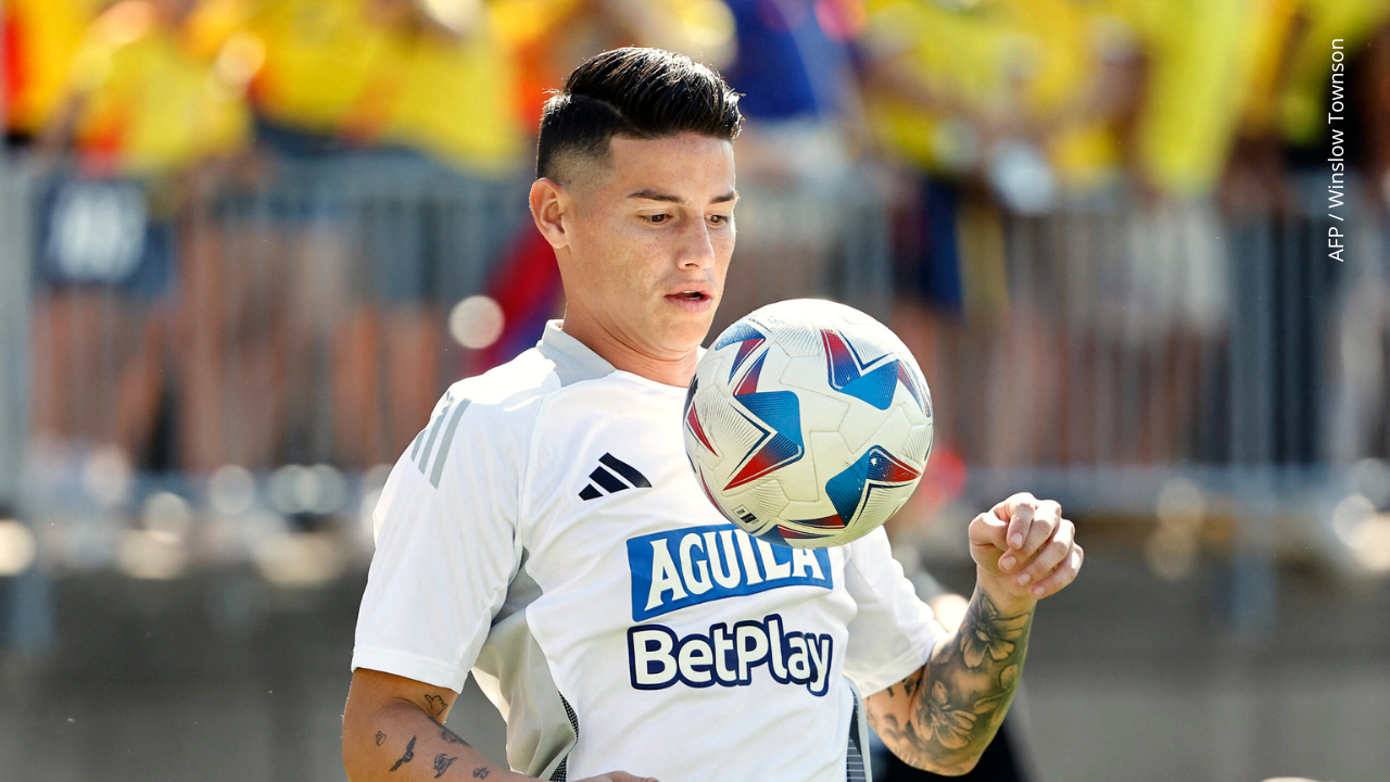 James Rodríguez #10 de Colombia calienta antes de su partido amistoso internacional contra Bolivia.