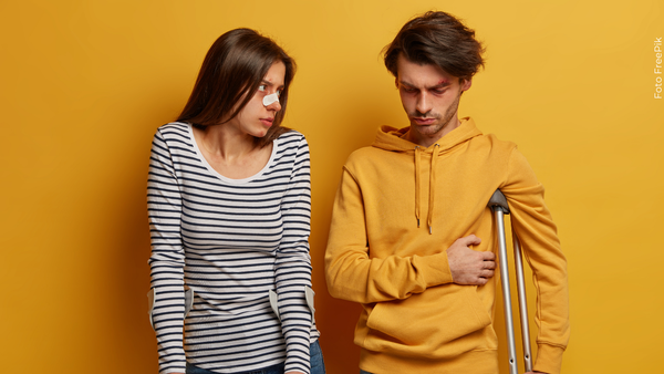 Pareja de influencers es impactada por un carro mientras grababa un video Pareja de influencers es impactada por un carro mientras grababa un video