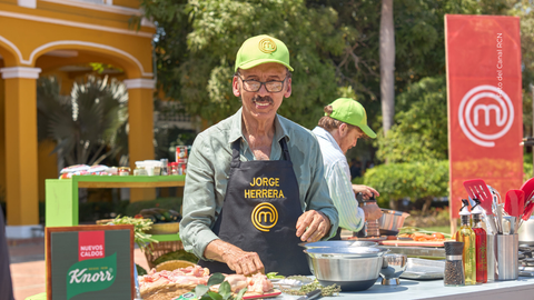 Jorge Herrera cocina en reto de campo.