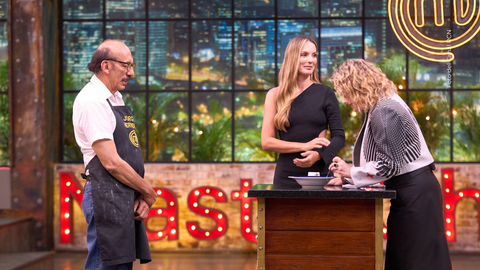 Jorge Herrera presenta su receta ante Claudia Bahamón y Belén Alonso