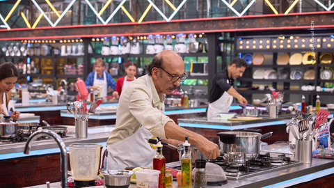 Jorge Herrera alista la preparación de su plato.