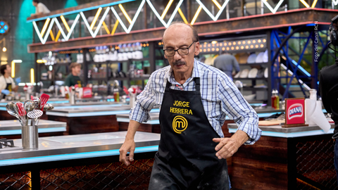 Jorge Herrera luce serio en la cocina de Masterchef Celebrity 2025.