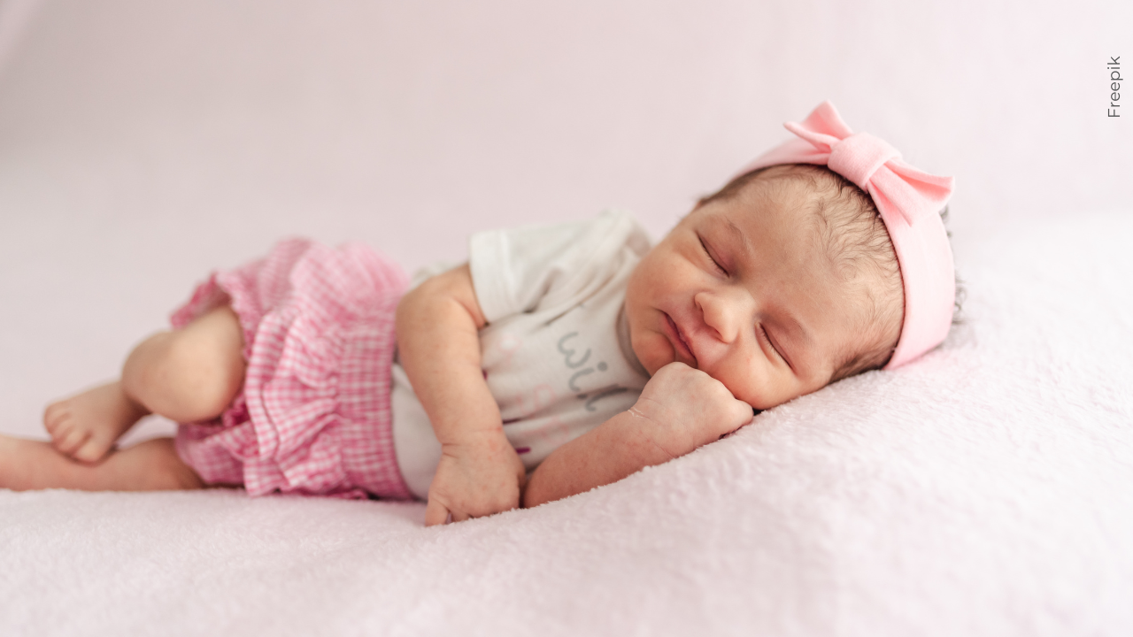 El curioso caso de la bebé llamada Chat Yipiti que causa sensación en redes