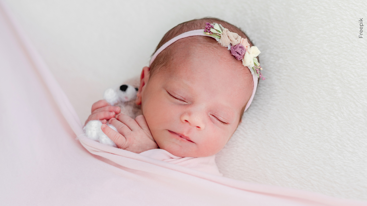 El curioso caso de la bebé llamada Chat Yipiti que causa sensación en redes