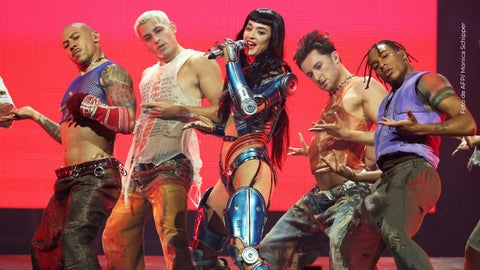 ¡Impacto en el escenario! Katy Perry recibe descarga eléctrica en su concierto