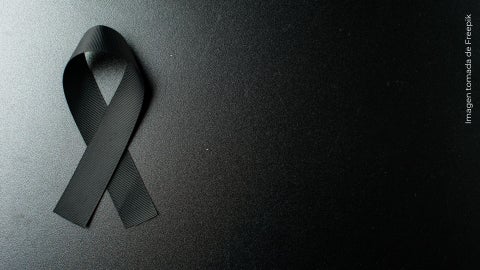 Falleció a sus 47 años, en medio de la grabación, un miembro de la producción de Emily en París.