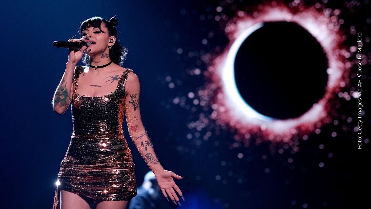 Cazzu, rapera argentina cantando en los Premios Juventud 2022