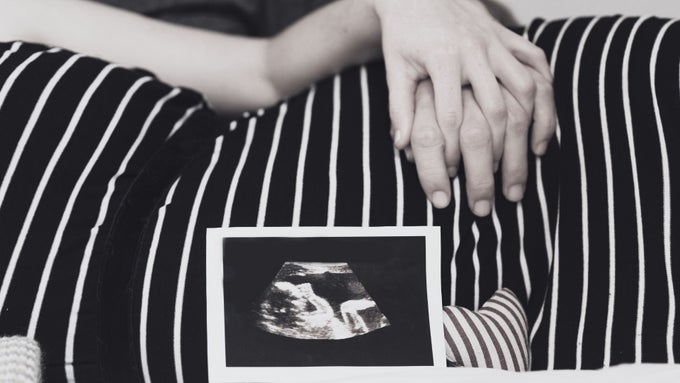 creadores-de-contenido-mexicanos-anuncian-la-muerte-de-su-bebe Karen Barrera y Daniel Ruiz