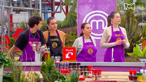 El equipo morado presenta platos crudos en reto con 'Los de ñam' en MasterChef Celebrity.