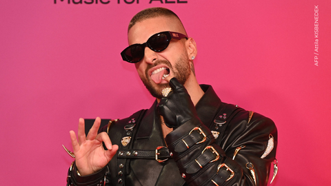 Maluma posa en la alfombra roja a su llegada a los MTV Europe Music Awards.