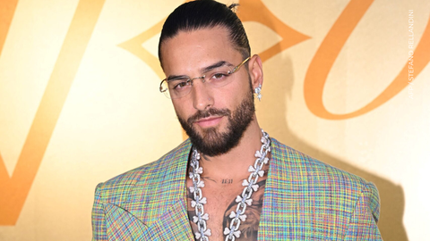 Maluma posa para un photocall en la colección masculina de Louis Vuitton Primavera-Verano 2024.
