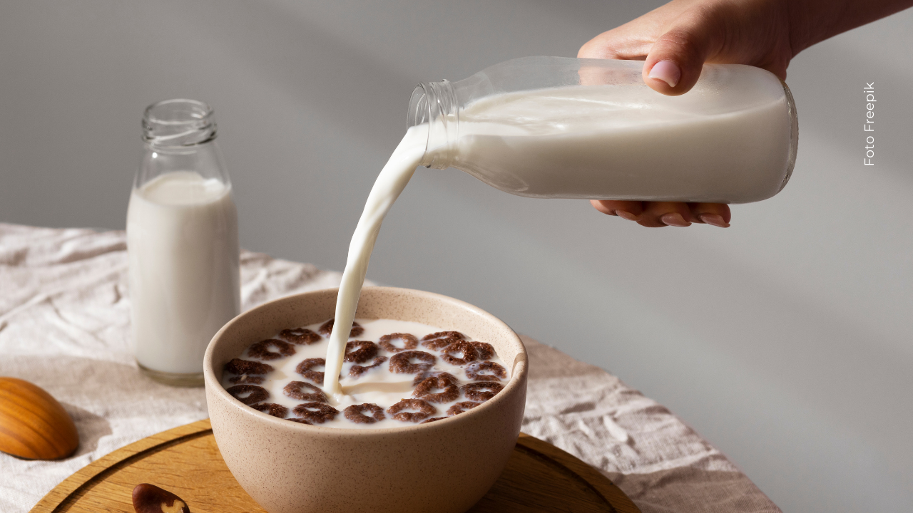 La leche aporta 300 mg de calcio por vaso, pero no garantiza huesos más fuertes.