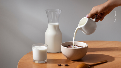 Verduras, pescados, almendras y yogur también ayudan a fortalecer los huesos sin depender solo de la leche.