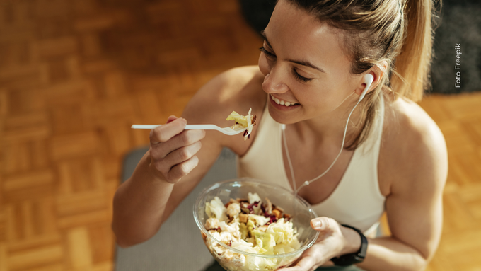 Comer entre 2 y 4 horas antes del ejercicio ayuda a mejorar el rendimiento físico.