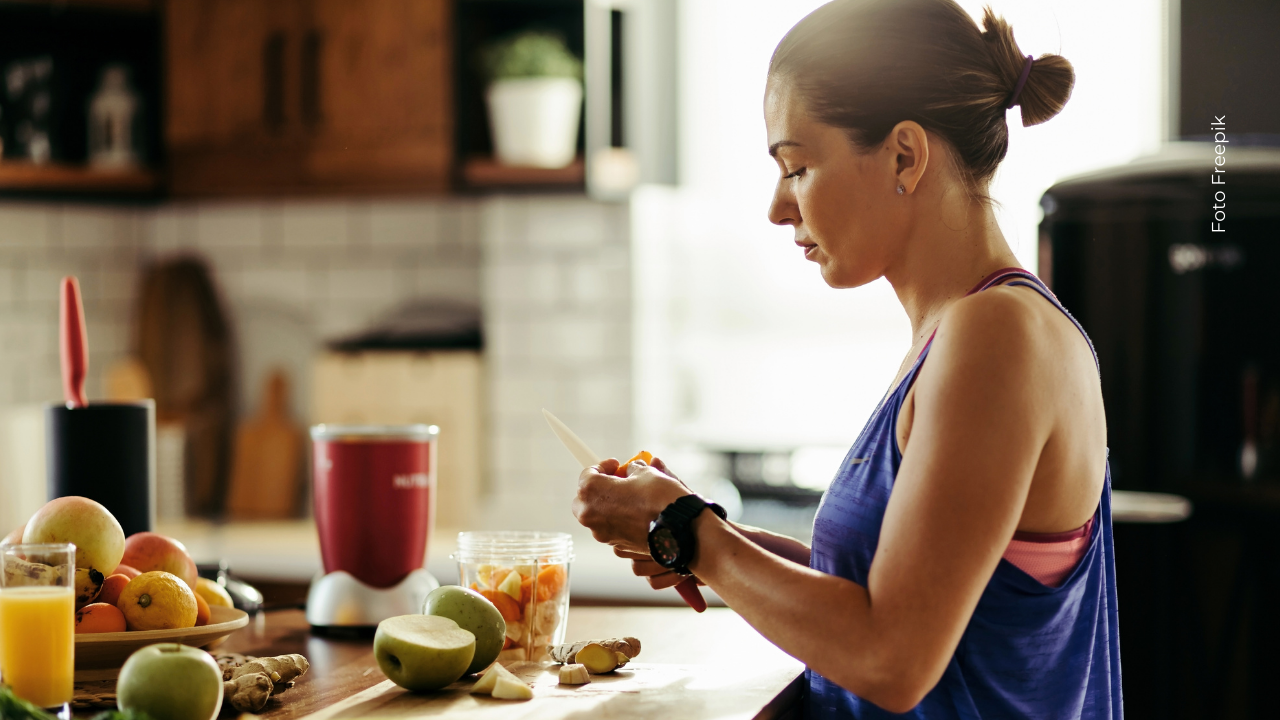Una fruta o un snack ligero 30 minutos antes del entrenamiento aporta energía rápida.