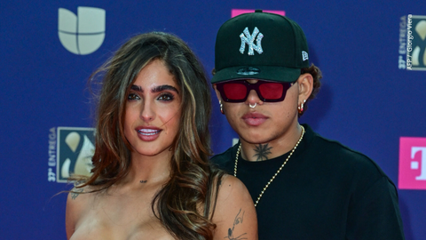 Isabella Ladera (izq.) y el cantante colombiano Beele llegan al 37° Premio Lo Nuestro de Univision.