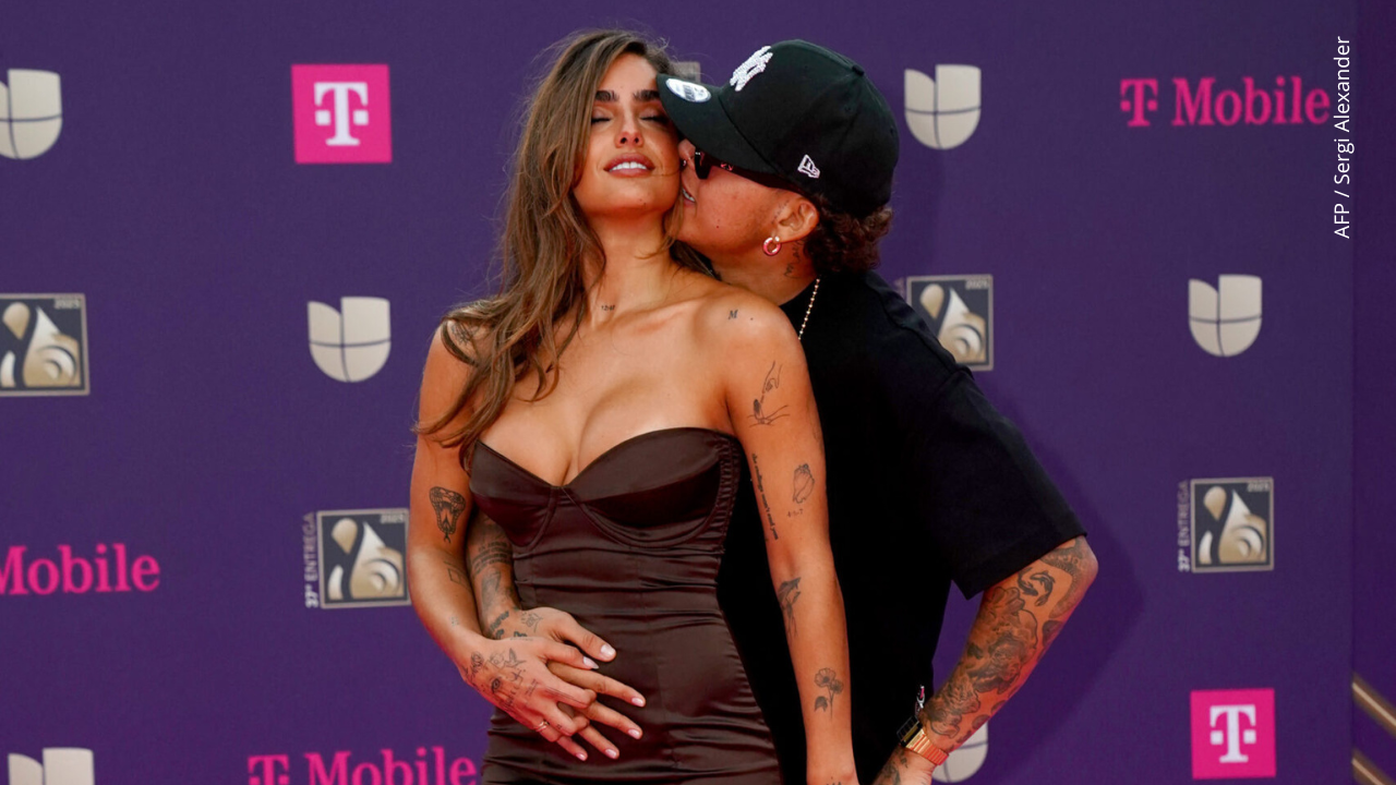 Isabella Ladera (izq.) y el cantante colombiano Beele llegan al 37° Premio Lo Nuestro de Univision.