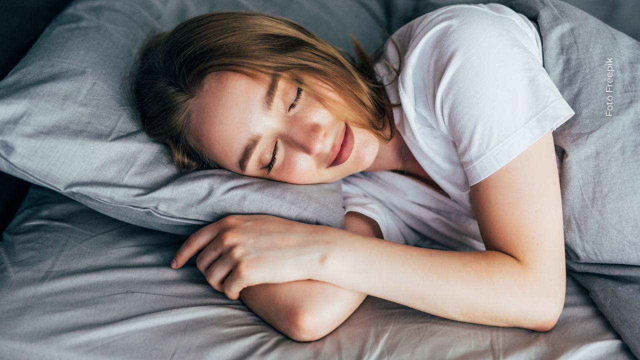 Expertos recomiendan entre 7 y 8 horas de sueño para ambos sexos, priorizando la calidad sobre la cantidad.